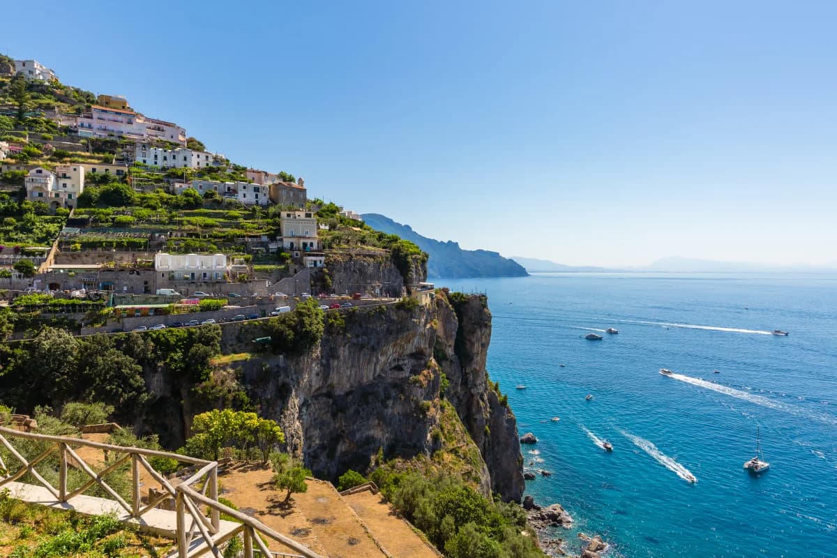 Ufficio con terrazza a strapiombo sul mare